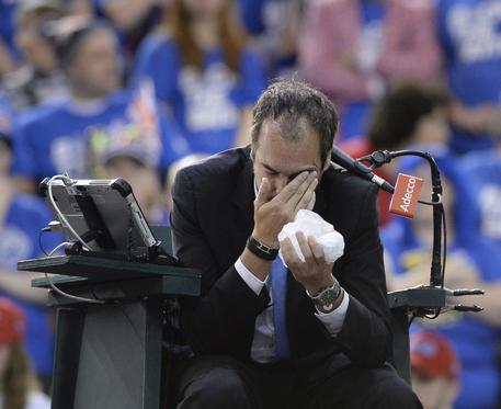 L'arbitro Arnaud Gabas colpito in volto dalla pallina scagliata dal tennista Shapovalov © AP