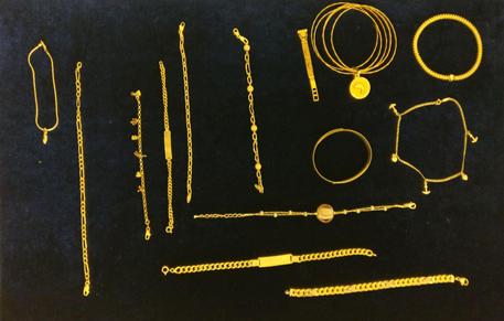 Refurtiva gioielli rinvenuta a Pergola: oro, collane, bracciali © ANSA