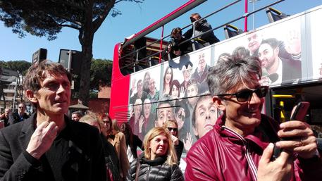 Fiorello e Stefano Meloccaro presentano a Roma su un bus turistico la nuova edizione di Edicola Fiore © ANSA