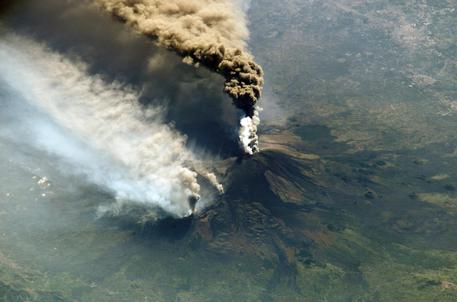 Etna: 'pioggia' di cenere lavica per nube emessa da vulcano © NASA