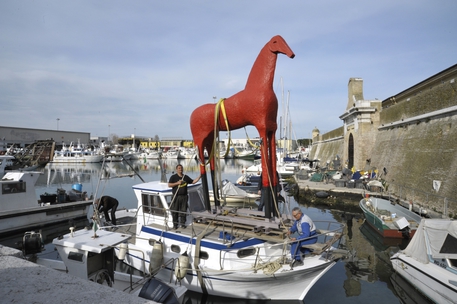 Cultura: arrivo ad Ancona del 'Cavallo' di Mimmo Paladino. © ANSA