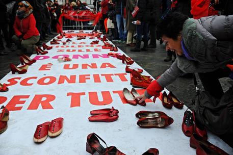 Scarpe rosse durante il flash mob contro la violenza sulle donne in piazza Santa Croce a Firenze (archivio) © ANSA