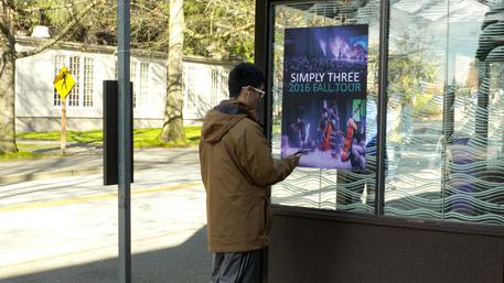  Uno degli ingegneri dell'Università di Washington usa segnali radio FM scaricando i dati da un poster alla fermata di un autobus a Seattle (fonte: University of Washington) © Ansa