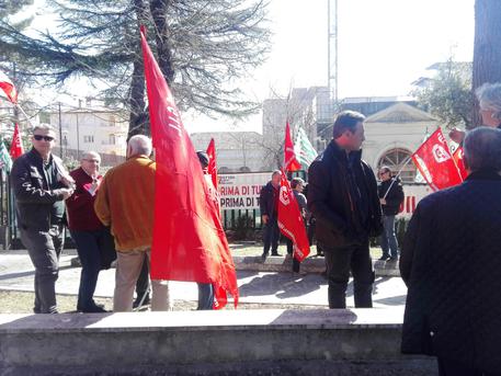 L'Aquila - Presidio dei lavoratori e dei sindacati dei trasporti al Consiglio regionale d'Abruzzo © ANSA