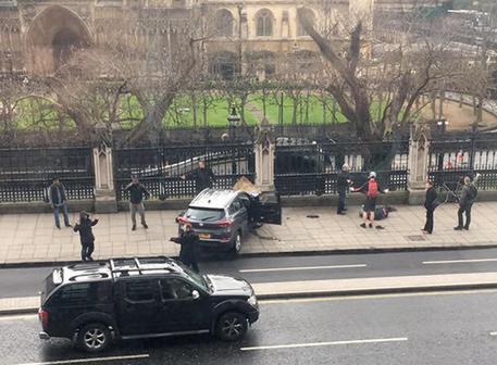 Persone nei pressi del luogo dell'attentato a Londra © AP