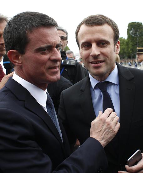 Manuel Valls ed Emmanuel Macron in una foto d'archivio © ANSA