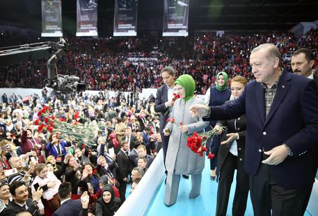 Il presidente turco, Recep Tayyip Erdogan, parla a Istanbul a una manifestazione di donne © EPA