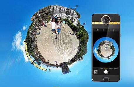 Lo smartphone con fotocamera a 360 gradi © ANSA