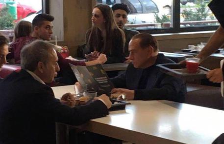 Da McDonald's, al tavolo c' è Berlusconi (da Fb 'Calciatori brutti') © ANSA