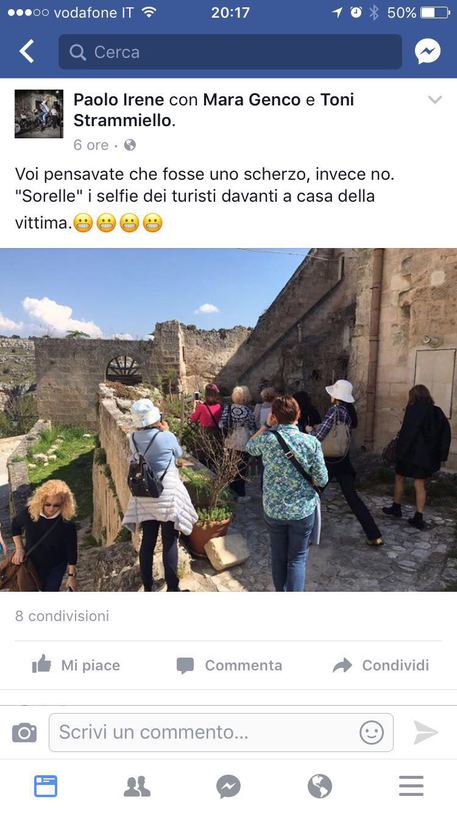 La foto dei selfie davanti a casa della vittima della fiction di Rai1 Sorelle. Dal profilo facebook. © Ansa