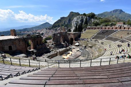 Un'immagine del Teatro Antico di Taormina, che ospiterà la cerimonia di consegna dei Nastri d'Argento il 30 giugno © ANSA