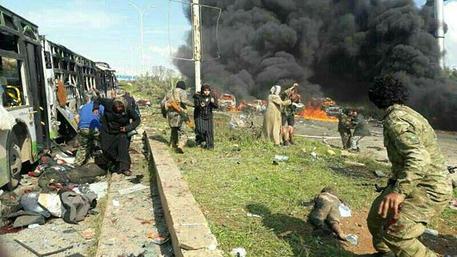 Autobomba fa strage ad Aleppo tra i civili evacuati © ANSA 
