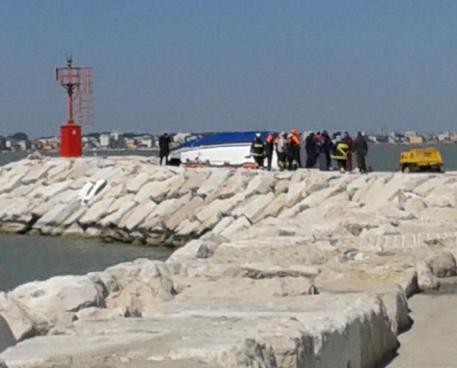 Barca contro gli scogli a Rimini, trovati corpi dei dispersi © ANSA