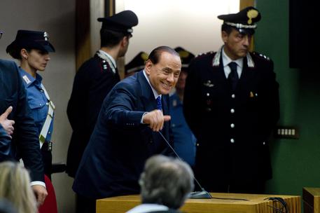 Silvio Berlusconi al suo ingresso nell'aula del tribunale di Napoli in una foto del 19 giungo 2014 © ANSA
