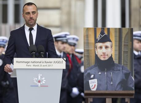 Etienne Cardlels, compagno del poliziotto ucciso sugli Champs-Elysees © EPA