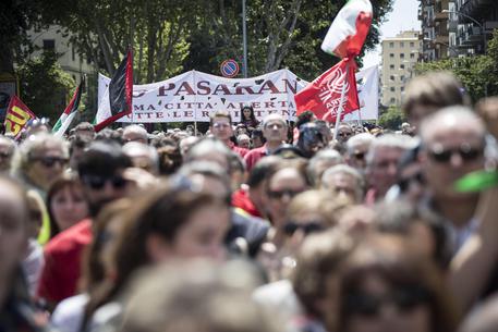 Alcune centinaia in piazza Caduti Montagnola a Roma, per il 25 aprile © ANSA