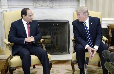 Donald Trump riceve alla Casa Bianca il presidente egiziano al Sisi © EPA
