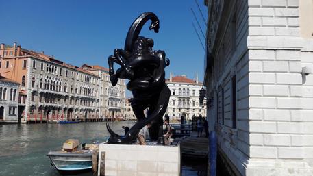La scultura di Damien Hirst a Venezia, sul Canal Grande © ANSA