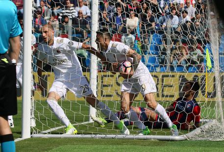 Crotone-Milan, Gabriel Paletta festeggia dopo aver realizzato il gol del pareggio © ANSA