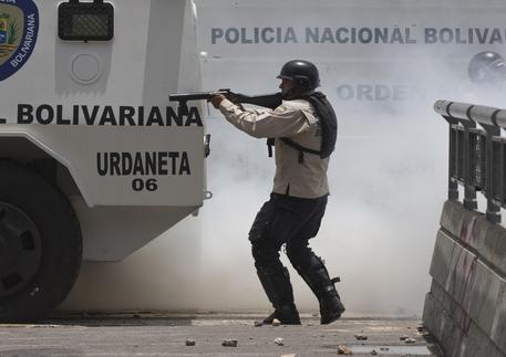 Venezuela: militanti filo-governo sparano su corteo © AP