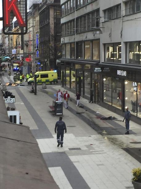 Camion sulla folla in centro a Stoccolma © EPA