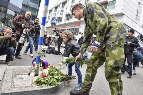 Fiori e biglietti lasciati vicino al luogo dell'attacco a Stoccolma © EPA