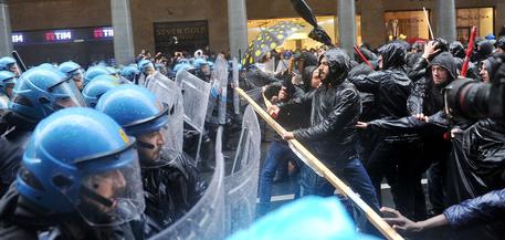 Tafferugli tra centri sociali e forze dell'ordine torino © ANSA