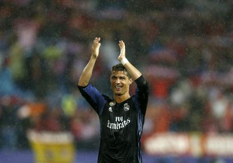 Cristiano Ronaldo saluta i tifosi al termine del ritorno della semifinale con l'Atletico: il Real e' in finale © AP