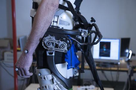Particolare dell'esoscheletro che previene le cadute (fonte: SSSA, EPFL) © Ansa