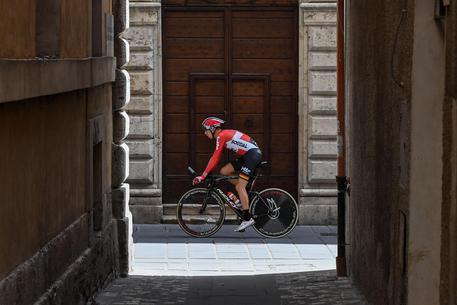Un ciclista alla centesima edizione del Giro d'Italia © ANSA