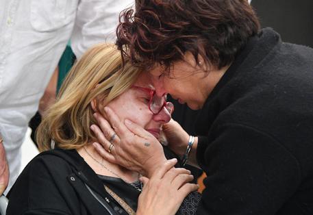 Maria Stella Span (s), madre di una delle vittime, in lacrime confortata dalla parente da un'altra  delle vittime della strage, dopo la lettura della sentanza © ANSA