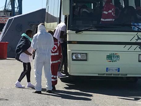 Migranti: sbarcati a Cagliari 643 profughi soccorsi in mare © ANSA