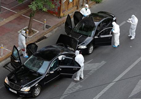 L'auto dell'ex premier greco Loukas Papademos dopo l'attentato © EPA