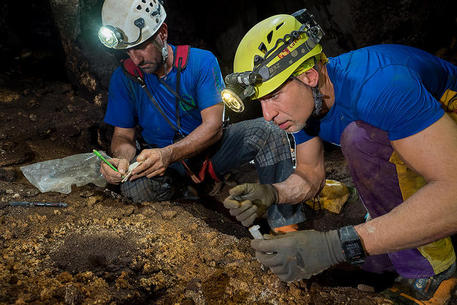 L'astronauta Luca Parmitano alla scoperta di una grotta siciliana con un drone (Foto ESA/Natalino Russo) © Ansa