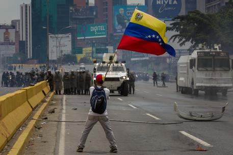 Dimostranti di opposizione si confrontano con la polizia a Caracas © EPA