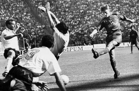 Francesco Totti realizza il suo primo gol in Serie A con la maglia della Roma, al Foggia, il 4  settembre 1994, in una foto nel pubblico dominio tratta da Wikipedia © ANSA