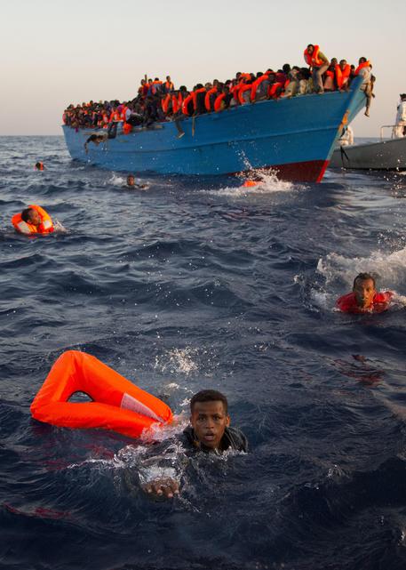 Un salvataggio di migranti da parte di una Ong © AP