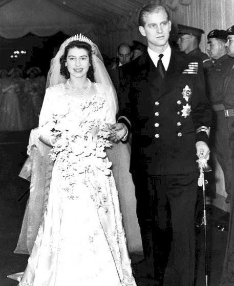 La regina Elisabetta e il principe Filippo il 20 novembre del 1947 © EPA