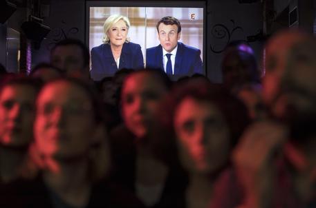Pubblico assiste alla diretta del dibattito tra Marine Le Pen e Emmanuel Macron © EPA