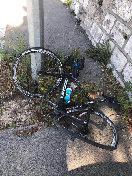 La foto della bicicletta distrutta di Chris Froome, investito da un'auto in allenamento, postata dallo stesso capitano del Team Sky sul suo profilo Twitter © ANSA