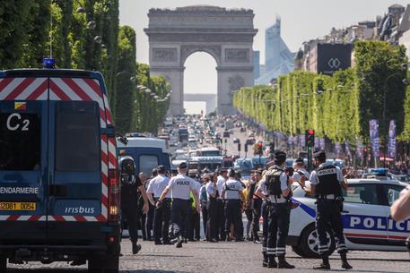 La polizia agli Champs Elysees © EPA