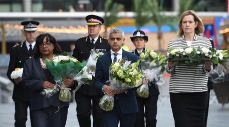 Al centro della foto, il sindaco di Londra, Sadiq Khan durante la cerimonia in ricordo delle vittime dell'attentato al London Bridge © EPA
