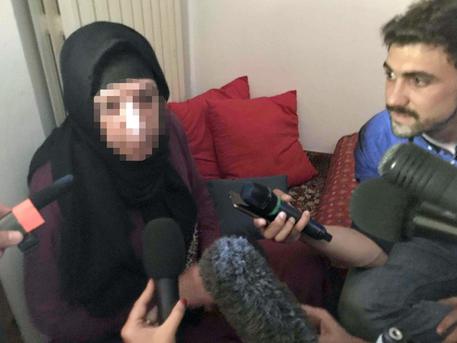 La madre del terrorista italo marocchino parla con i giornalisti © ANSA