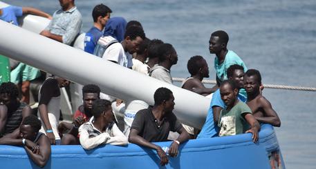 L'arrivo di migranti a Catania © EPA