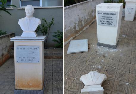 La statua di Giovanni Falcone, che si trova davanti alla scuola Falcone nel  quartiere Zen di Palermo, prima (S) e dopo (D) © ANSA