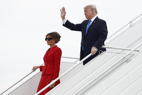Melania e Donald Trump all'arrivo a Parigi © AP