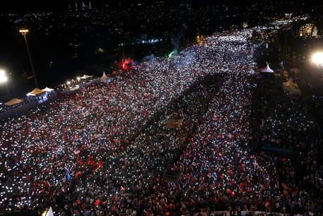 Erdogan in piazza, la Turchia si ferma per il golpe © EPA