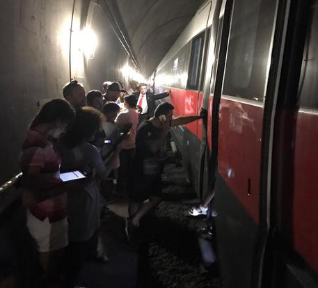 Il treno Frecciarossa, con centinaia di passeggeri a bordo, rimasto fermo, a causa di un guasto © ANSA