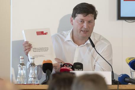 Ulrich Weber durante la conferenza stampa © AP