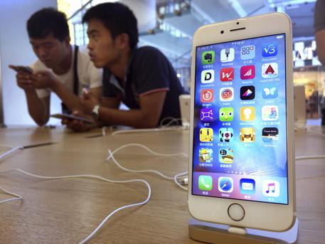 Apple, con cambio batterie può vendere 16 mln iPhone in meno © AP